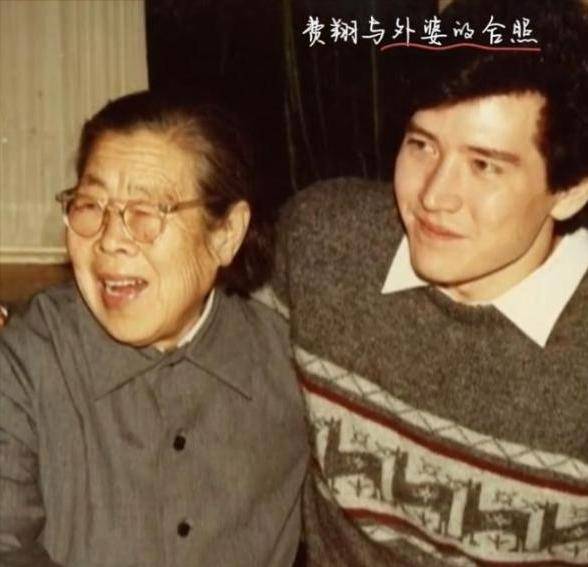 64岁黄金单身汉费翔，一辈子无儿无女，坦言此生无憾，究竟为何？