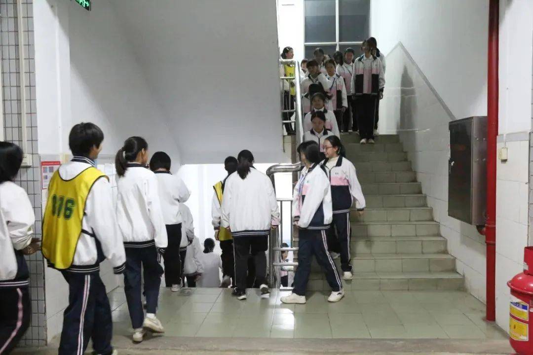 37㎡宿舍住14人？有学生“3天未能洗澡”！广东一中学回应