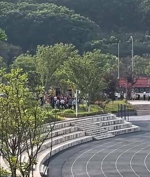 校方通报“大学生掉化粪池遇难”细节，同学曾施救未果，律师解析