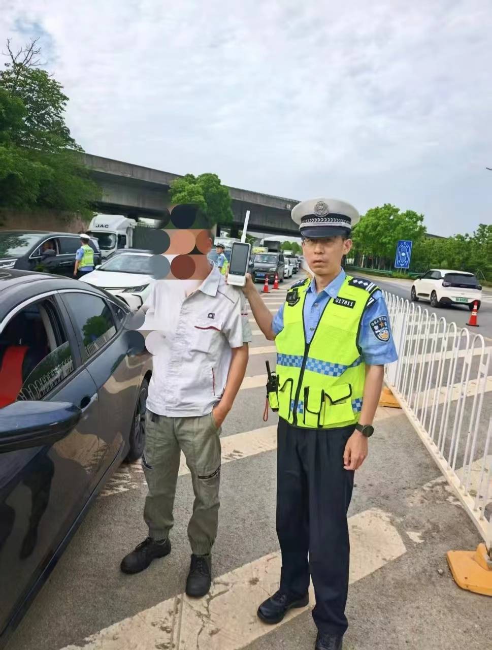 武汉交警查处多人“清晨酒驾”：他们熬夜喝酒，自以为酒精会很快代谢分解