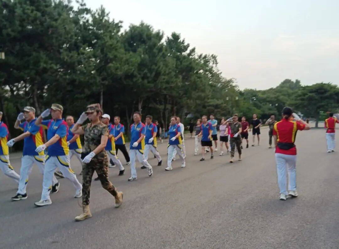 争议之下的老年“暴走团”