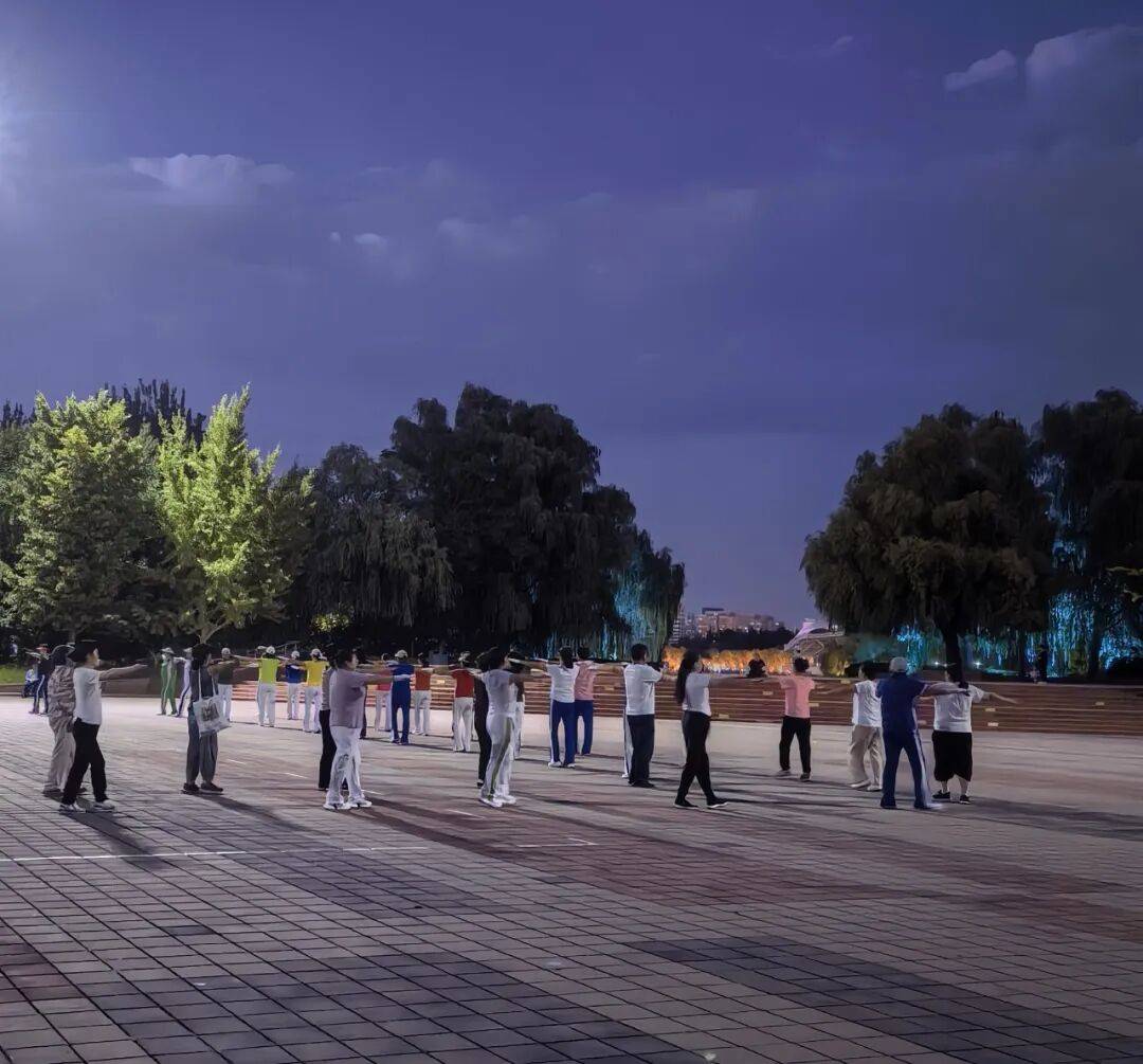 争议之下的老年“暴走团”