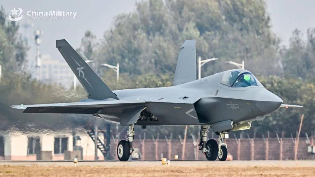 央视曝光!歼-35A改用内置登机梯,和F-35的一模一样?