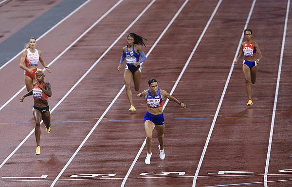 田径世锦赛｜六破400米栏世界纪录后转项，麦克劳克林逼近400米人类极限