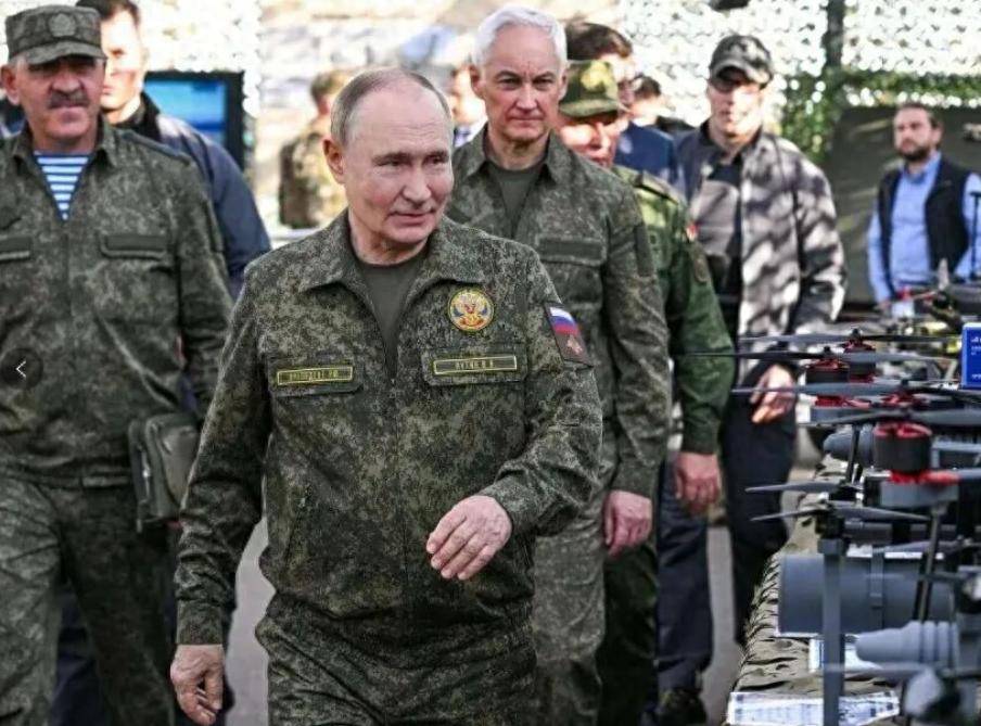 1万套军备出库，普京身着戎装突访军营，向北约发出最直白的信号