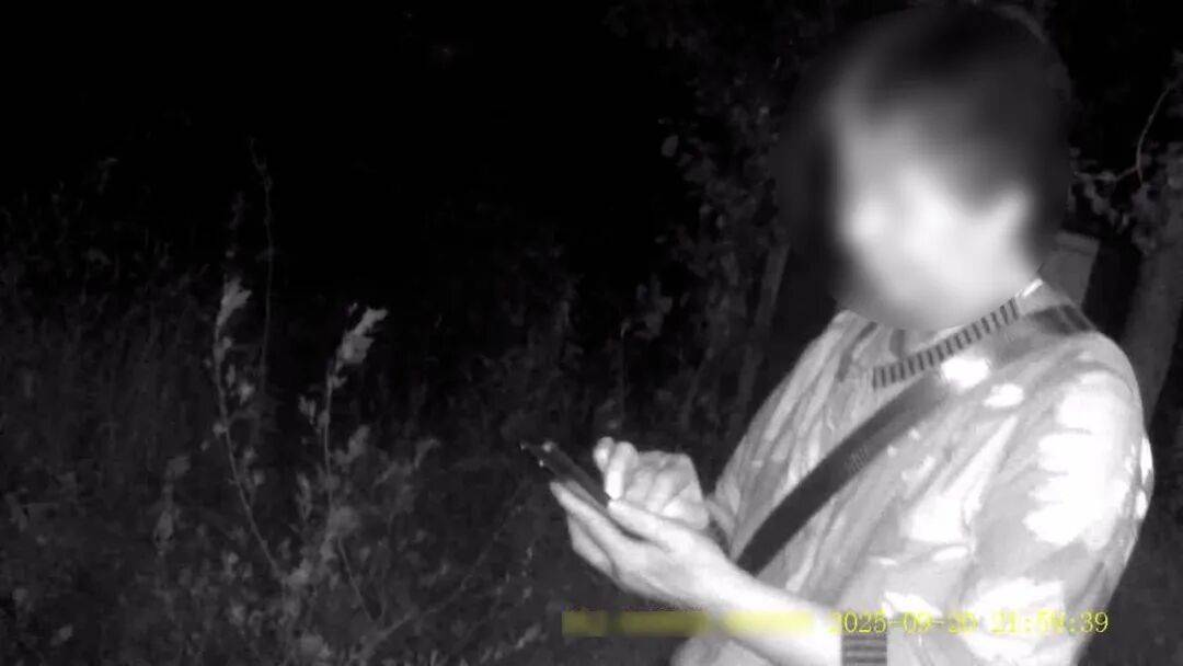 北京一老人夜晚打车到20多公里外，要把钱埋土里，司机紧急报警！