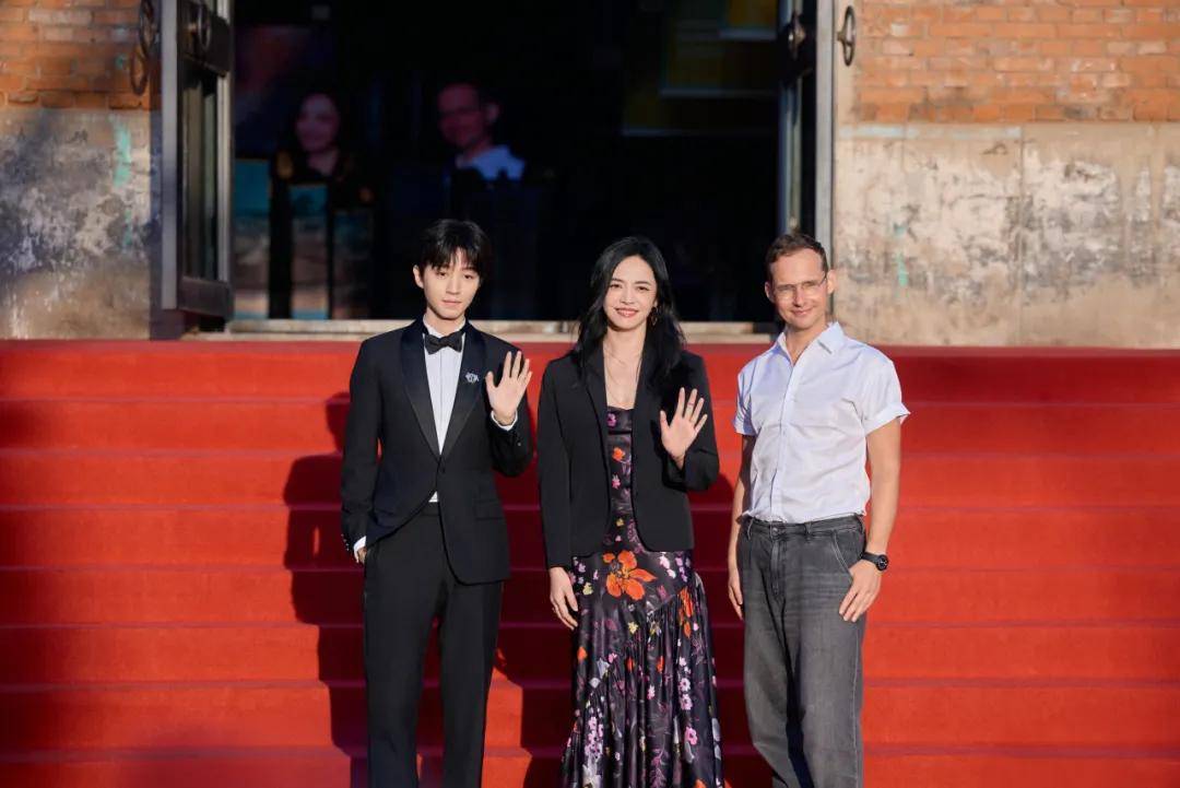 穿豹纹的辛芷蕾宛如行走的奖杯,马伊琍一身绿裙梦回玲子