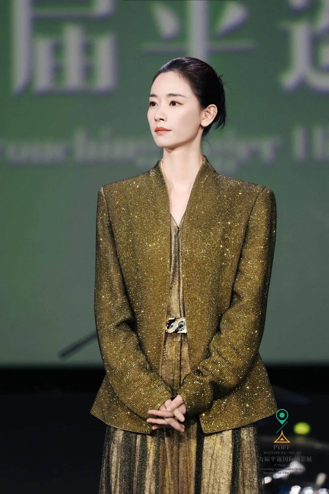 穿豹纹的辛芷蕾宛如行走的奖杯,马伊琍一身绿裙梦回玲子