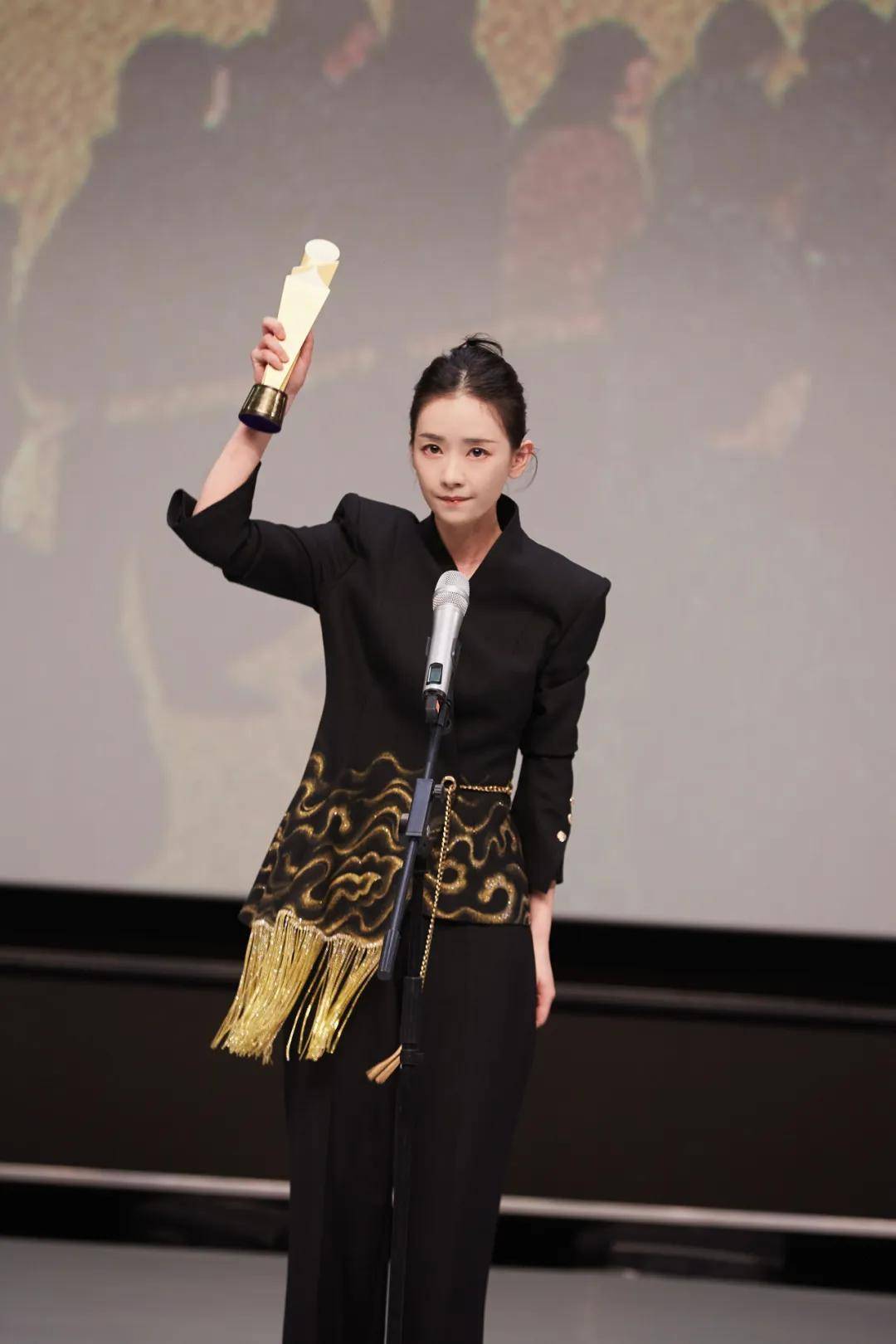 穿豹纹的辛芷蕾宛如行走的奖杯,马伊琍一身绿裙梦回玲子