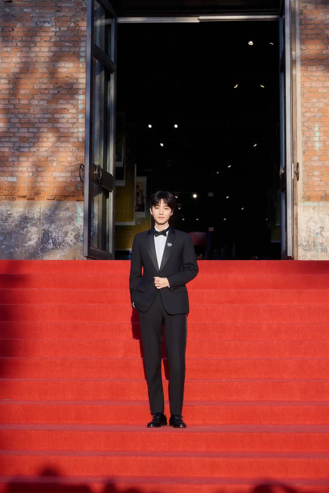 穿豹纹的辛芷蕾宛如行走的奖杯,马伊琍一身绿裙梦回玲子