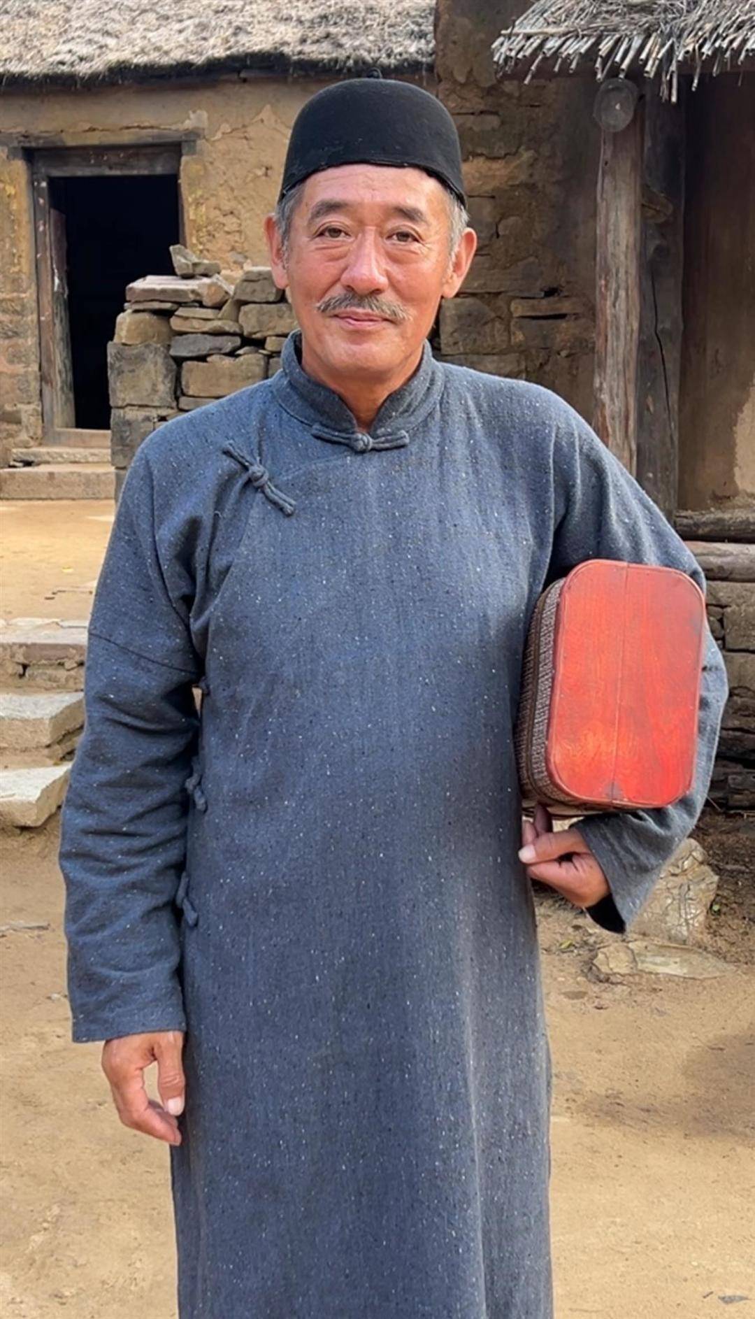 山东一景区被热播剧《生万物》带火，多名剧中角色变npc与游客互动，杨幂“婆家”的独角小牛成团宠