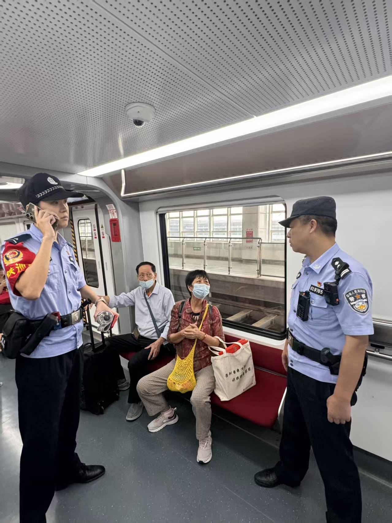 离高铁发车仅剩半小时！长沙民警接到一对海南老年夫妻求助，一路护送其顺利进站