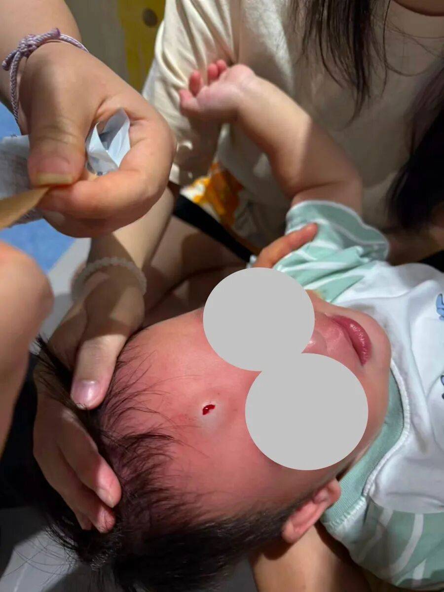 上海一早教机构铜牌掉落，1岁多男童额头被砸伤！家长维权2个月：他们从不正面回应