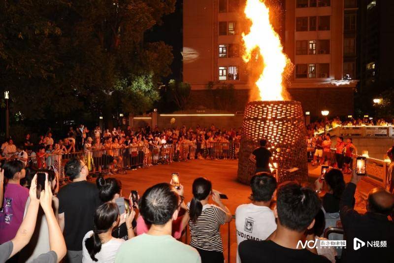 八月十五,广州猎德烧番塔,传统民俗与商业区高楼大厦相辉映