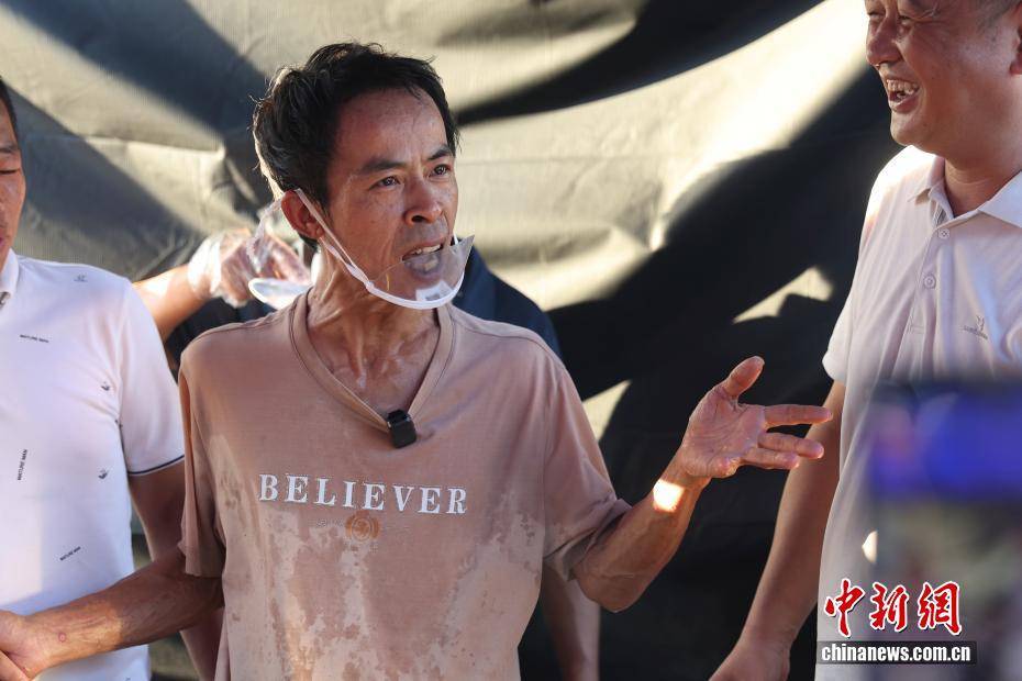 江西景德镇“鸡排哥”的中秋节:摊位成景 坚守为客