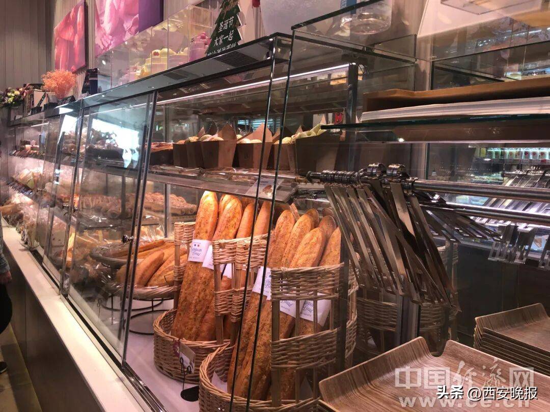 一小时售罄！年轻人涌入医院疯抢面包！网友炸锅