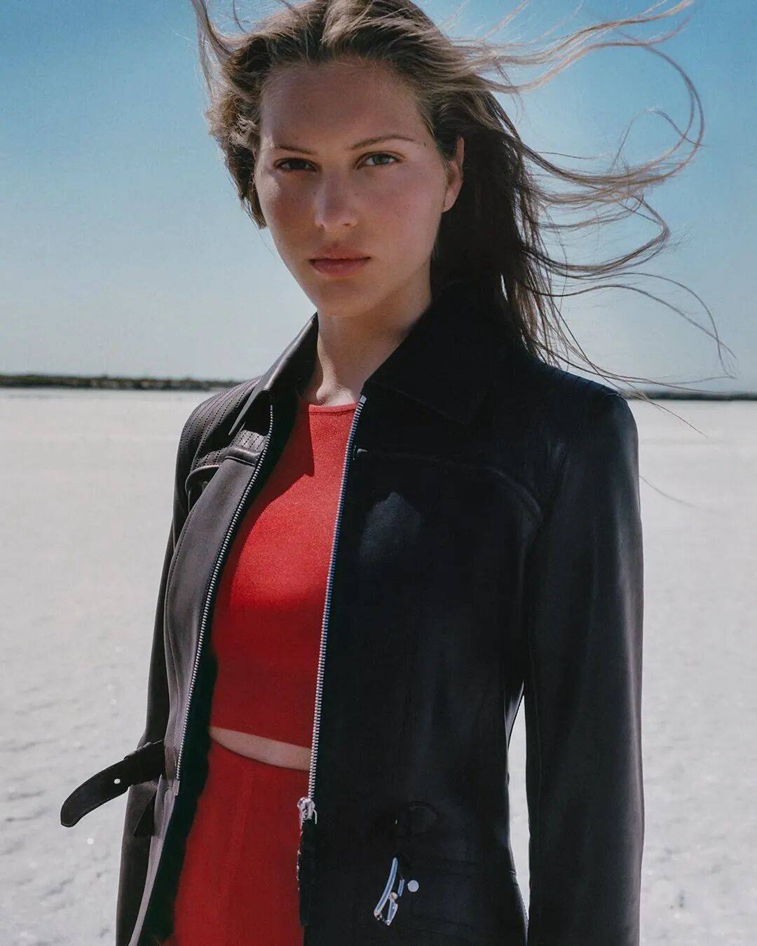 Hermès的女骑士，在沙滩上自由驰骋