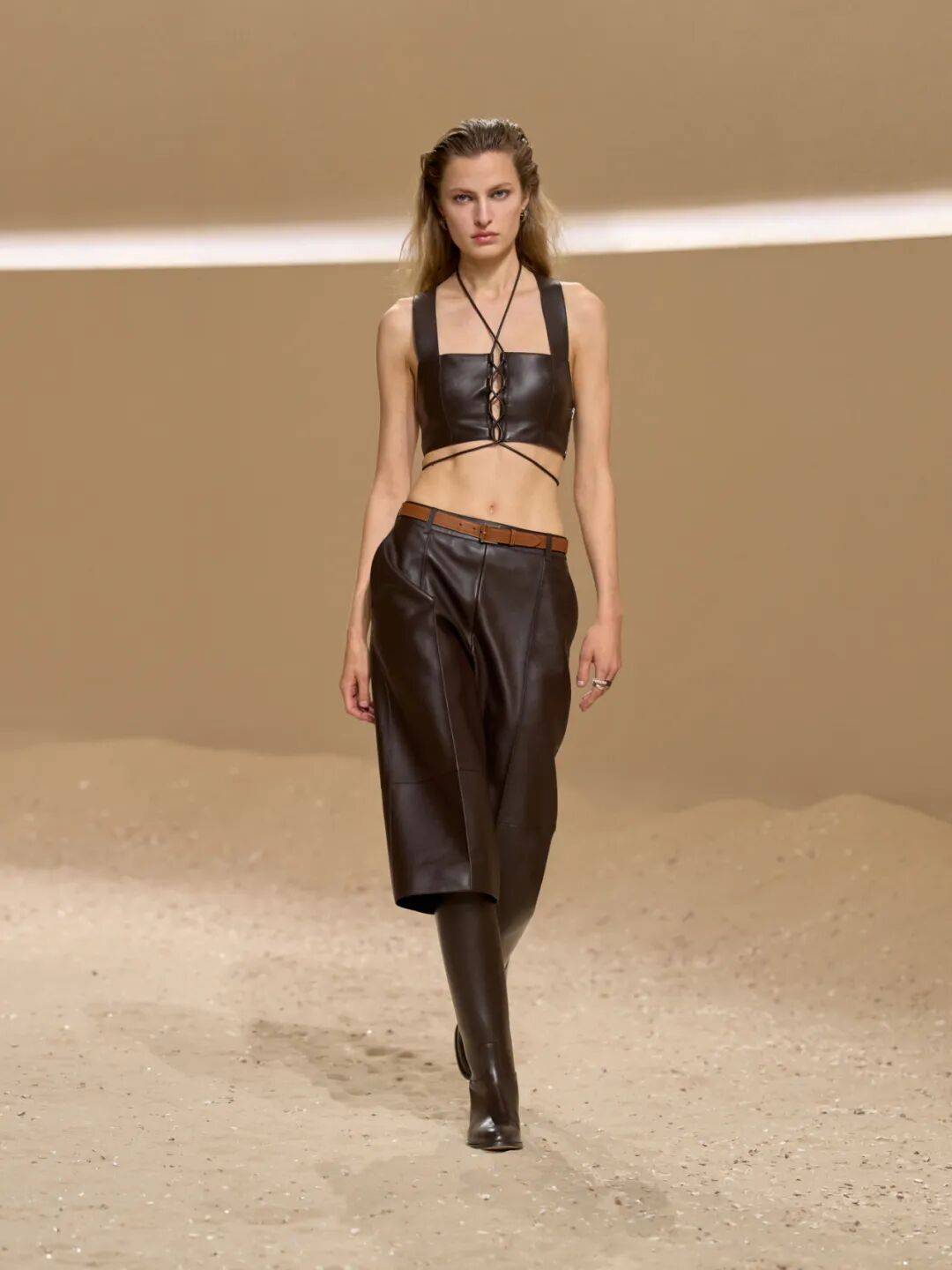 Hermès的女骑士，在沙滩上自由驰骋