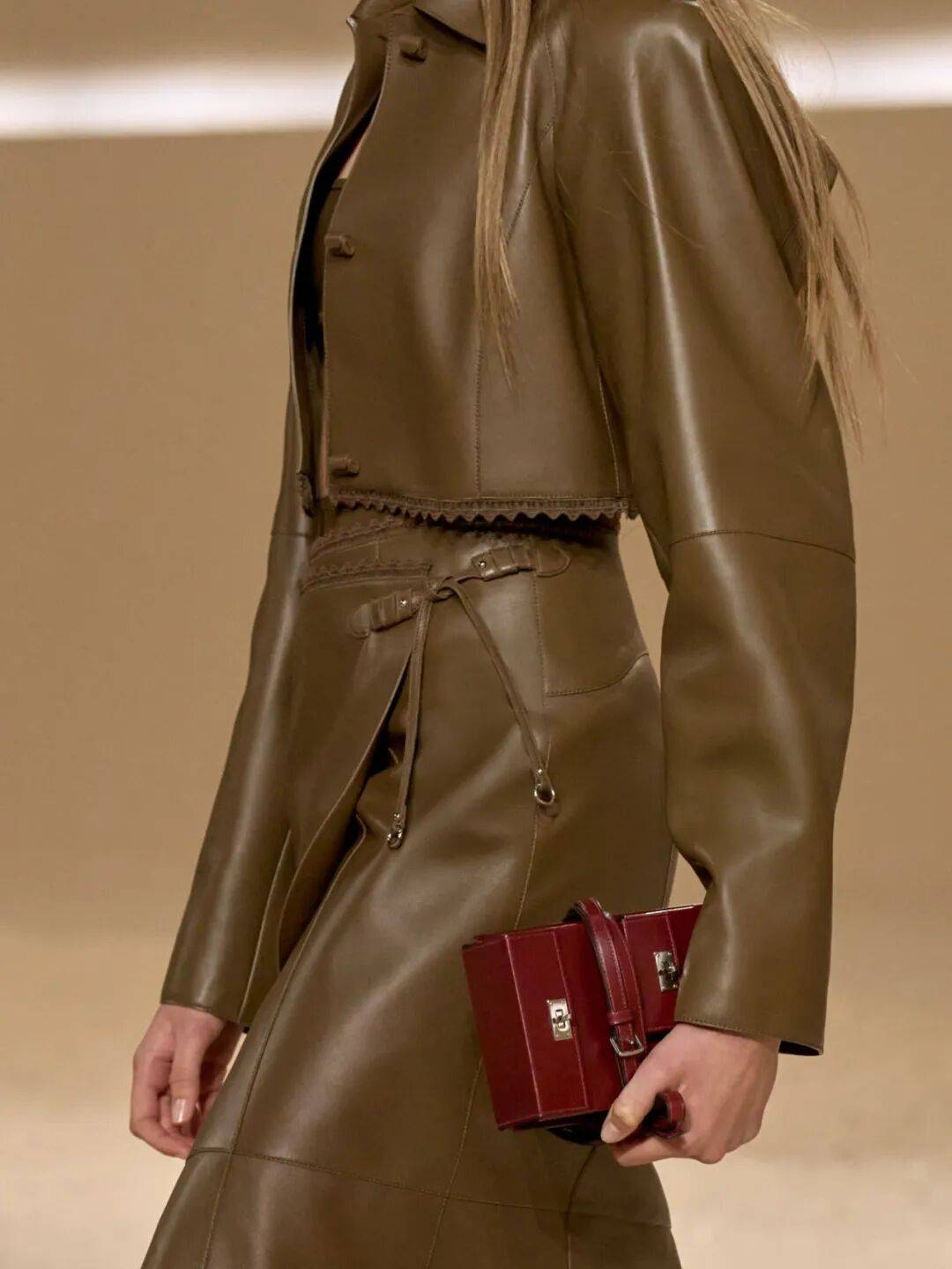 Hermès的女骑士，在沙滩上自由驰骋