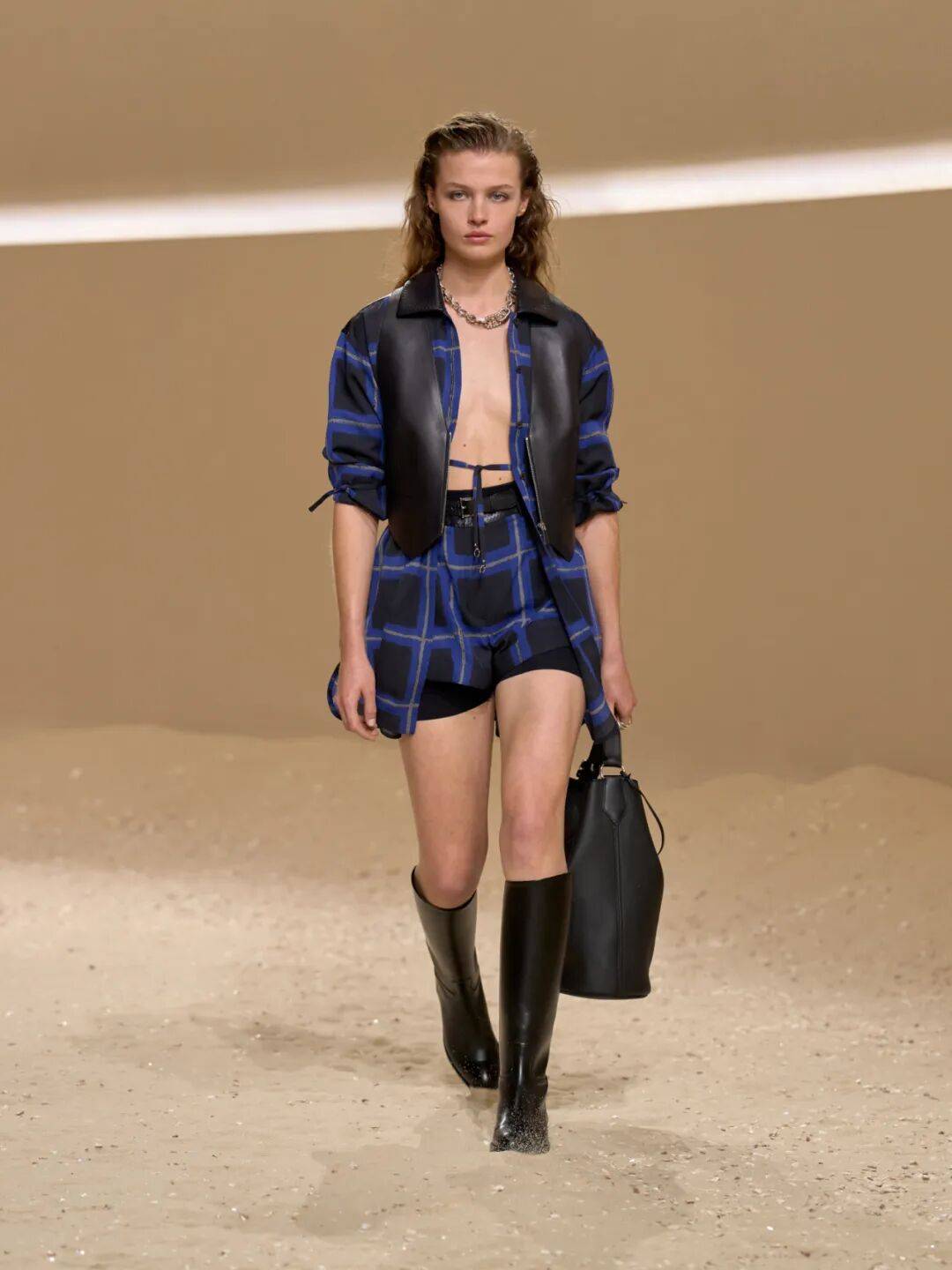 Hermès的女骑士，在沙滩上自由驰骋