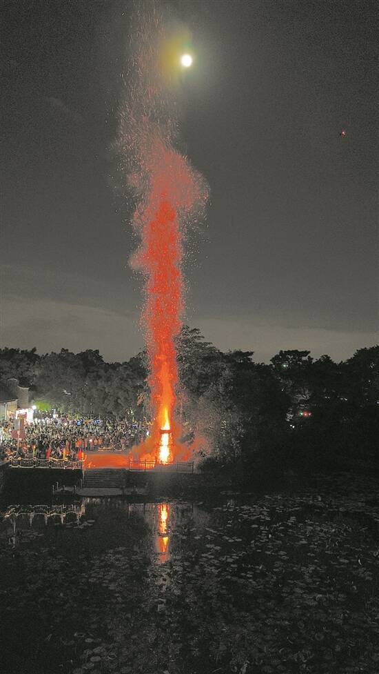 千年民俗“烧禾楼” 星火灿烂贺中秋