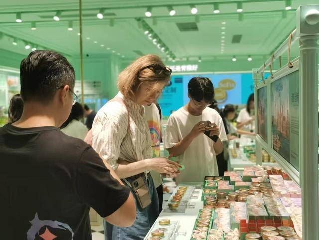 俄罗斯游客在上海一人狂买6台华为