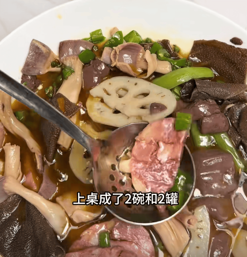 上海一女子点了个88元的菜，结账变358元！餐厅称服务员是新来的，食材是临时叫的外卖……
