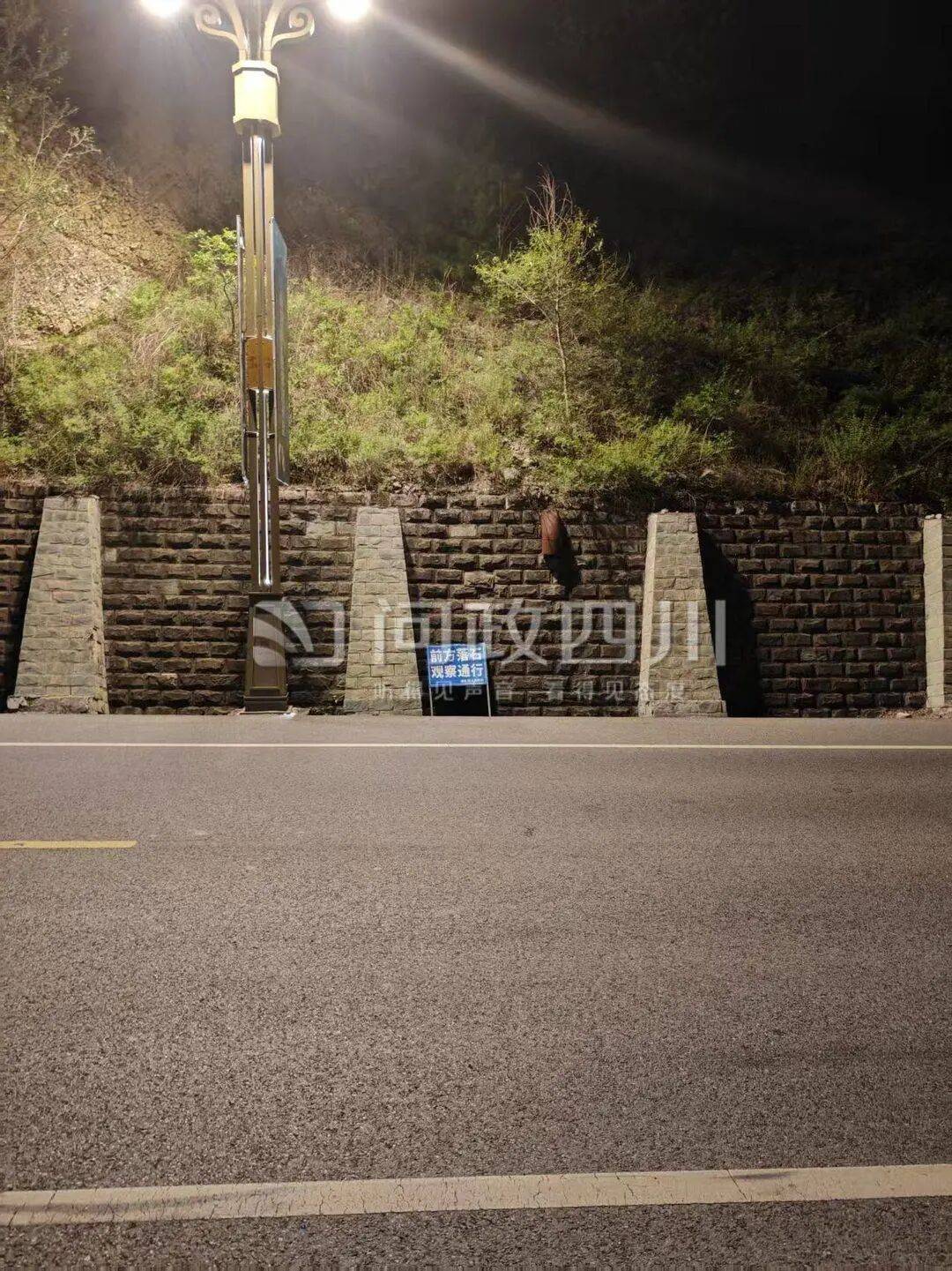 游客自驾游遇落石砸车,问政“索赔”遭拒:属意外,无相关单位负责,律师解读→