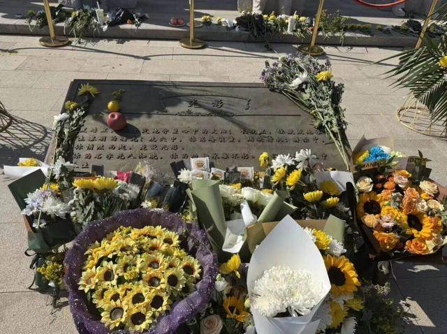 《沉默的荣耀》热播后，他墓前的鲜花摆了5米长