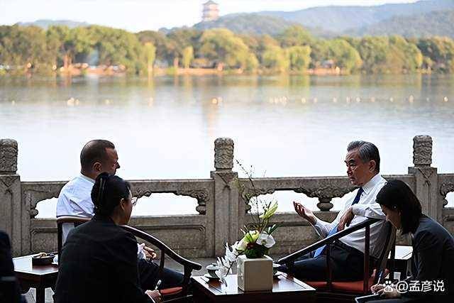 荷兰过河拆桥，英国也对华下黑手，王毅外长立刻会见一位重要客人