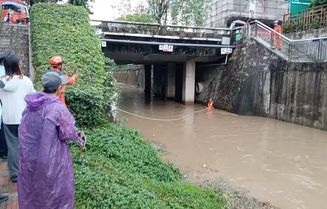 广州一男子在河道边钓鱼遇强降雨，水位瞬间升高，6名消防员用绳子搭通道把他拉上岸