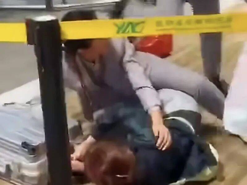 “老人与地服人员抢行李箱”，视频热传！航司回应