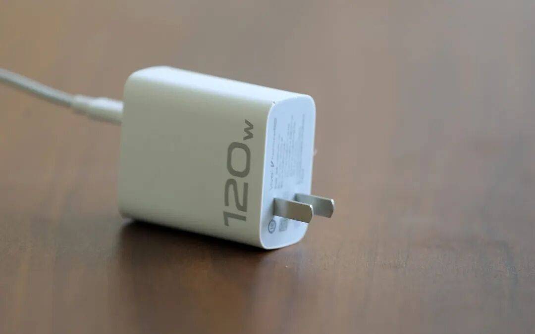 9问充电器“120W”商标