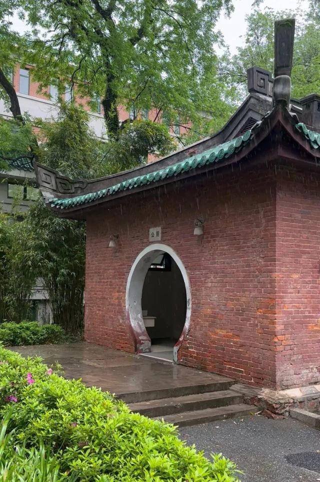 博主称湖南大学一公厕是全国重点文物保护单位引关注
