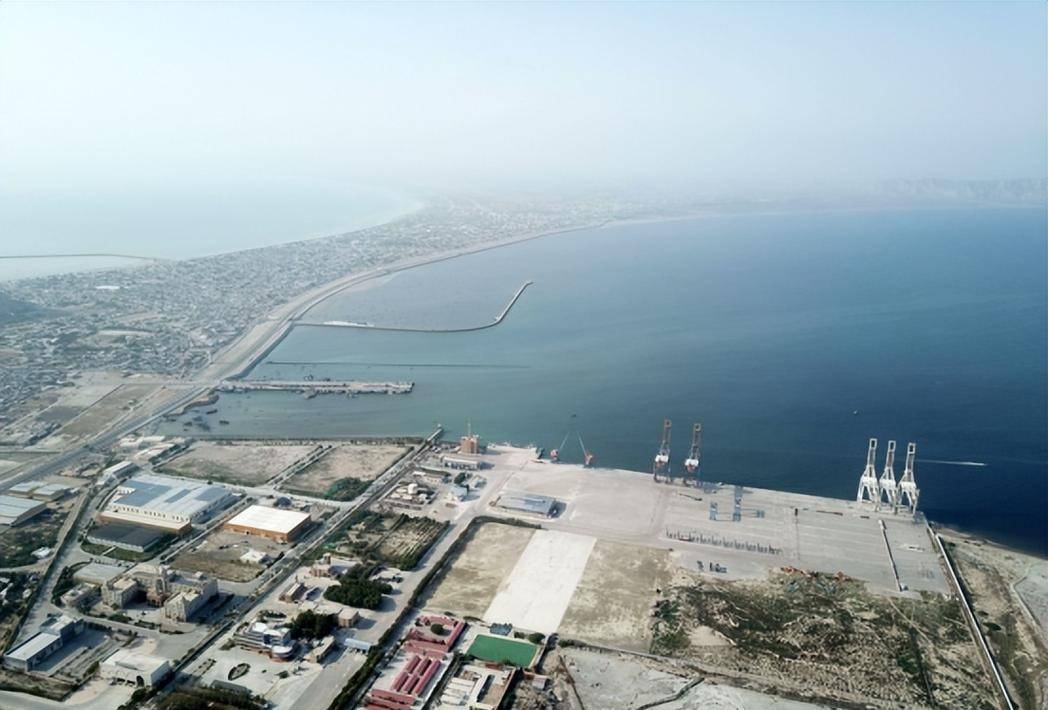 穆杰塔巴一锤定音，同意与美国和谈，硬生生压住了伊朗的主战派