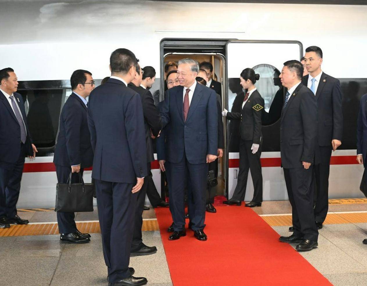 苏林刚结束访华，越南就向中国求援，请求提供航油，再次引进10架C909支线客机